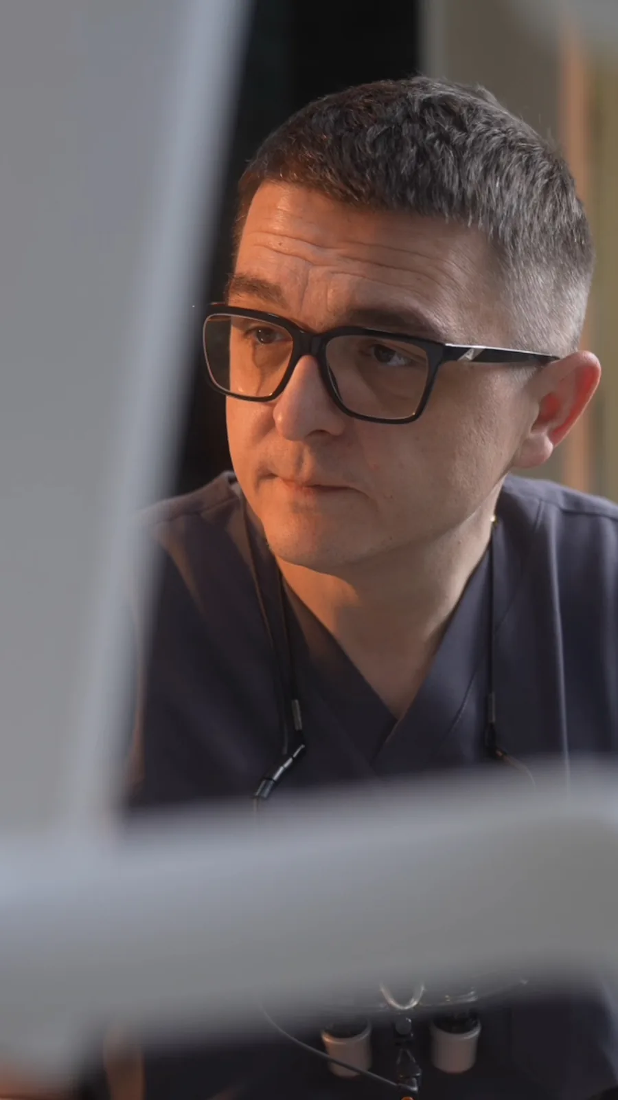 Dr. Orjen analysiert eine Röntgenaufnahme